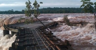 Por el caudal del río Iguazú, cerraron la Garganta del Diablo