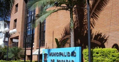 Stelatto reorganizó y achicó su Gabinete